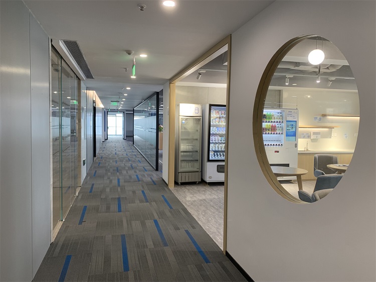 办公室装修明快感，加洲建设打造高效舒适办公新体验